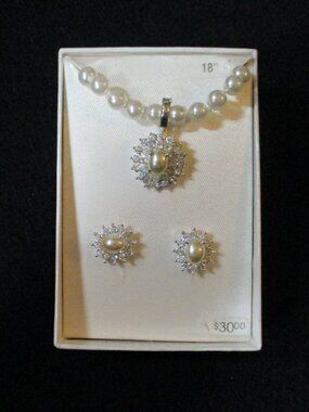 New 18" Roman look faux pearl pendant necklace and matching earrings set